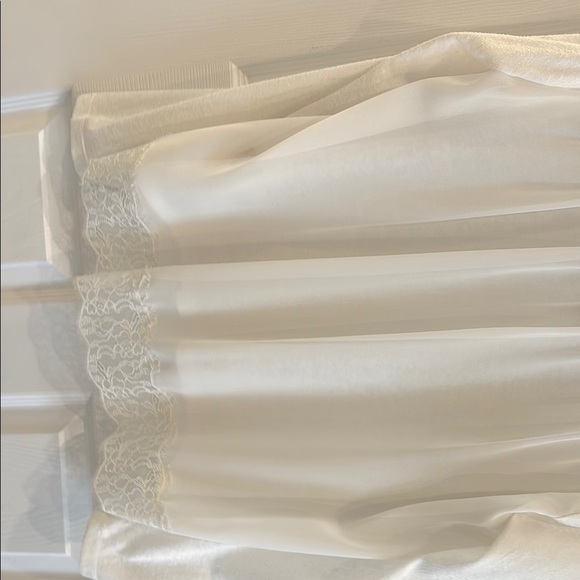 Vici—Sugarlips White V-Neck Relaxed Blouse - Picture 5 of 7